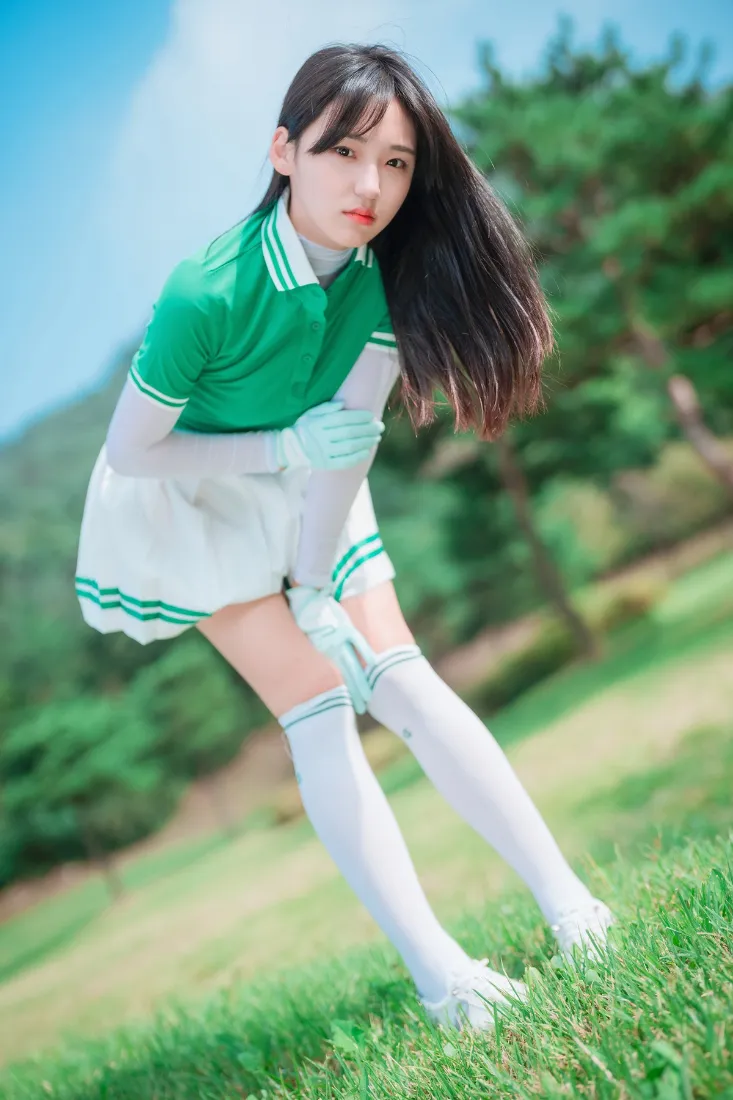 校园风少女手机壁纸｜户外草地背景 - 绿色衣服「哲风壁纸」
