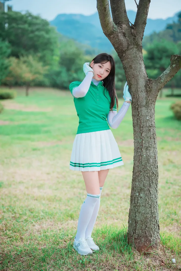 绿色衣服少女手机壁纸｜户外草地背景 - 自然风景「哲风壁纸」