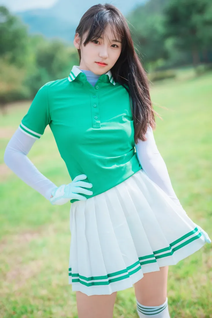 绿衣少女户外手机壁纸｜草地远山背景图片 - 白色百褶裙「哲风壁纸」