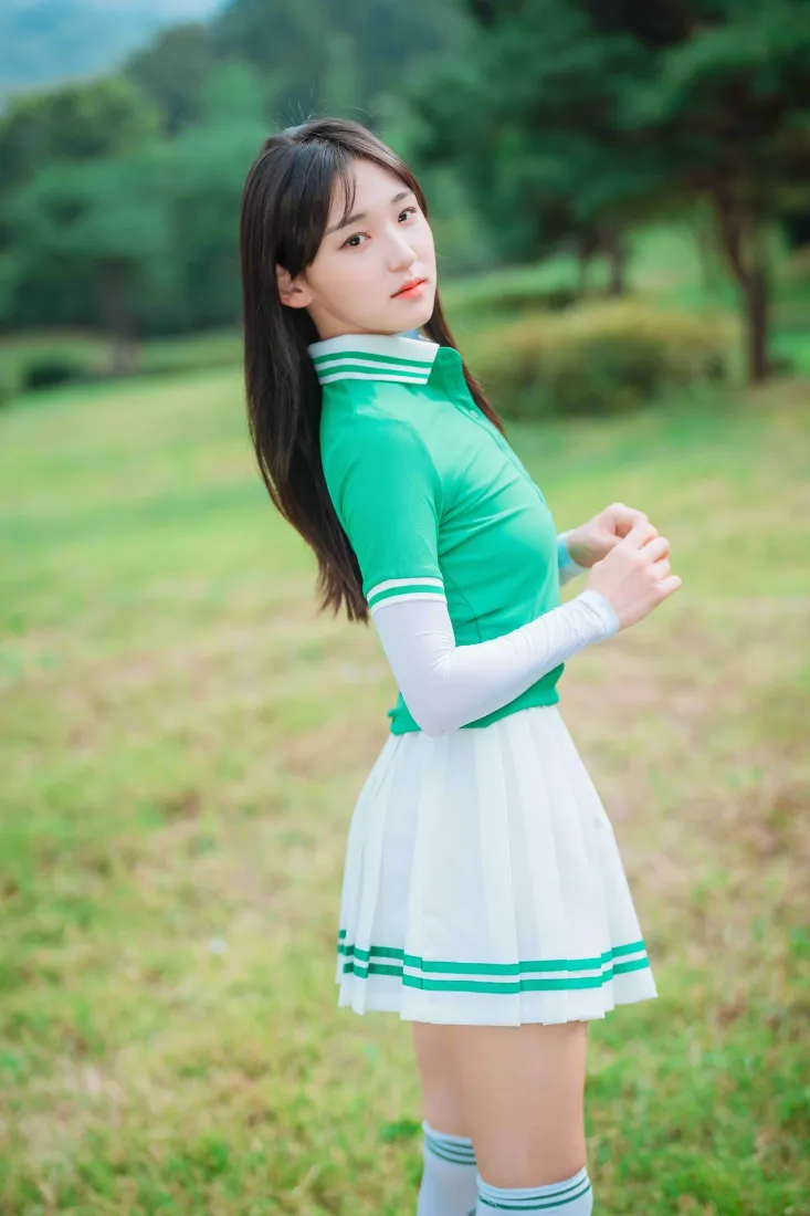 绿衣少女手机壁纸｜户外草地背景图片 - 清新写真「哲风壁纸」