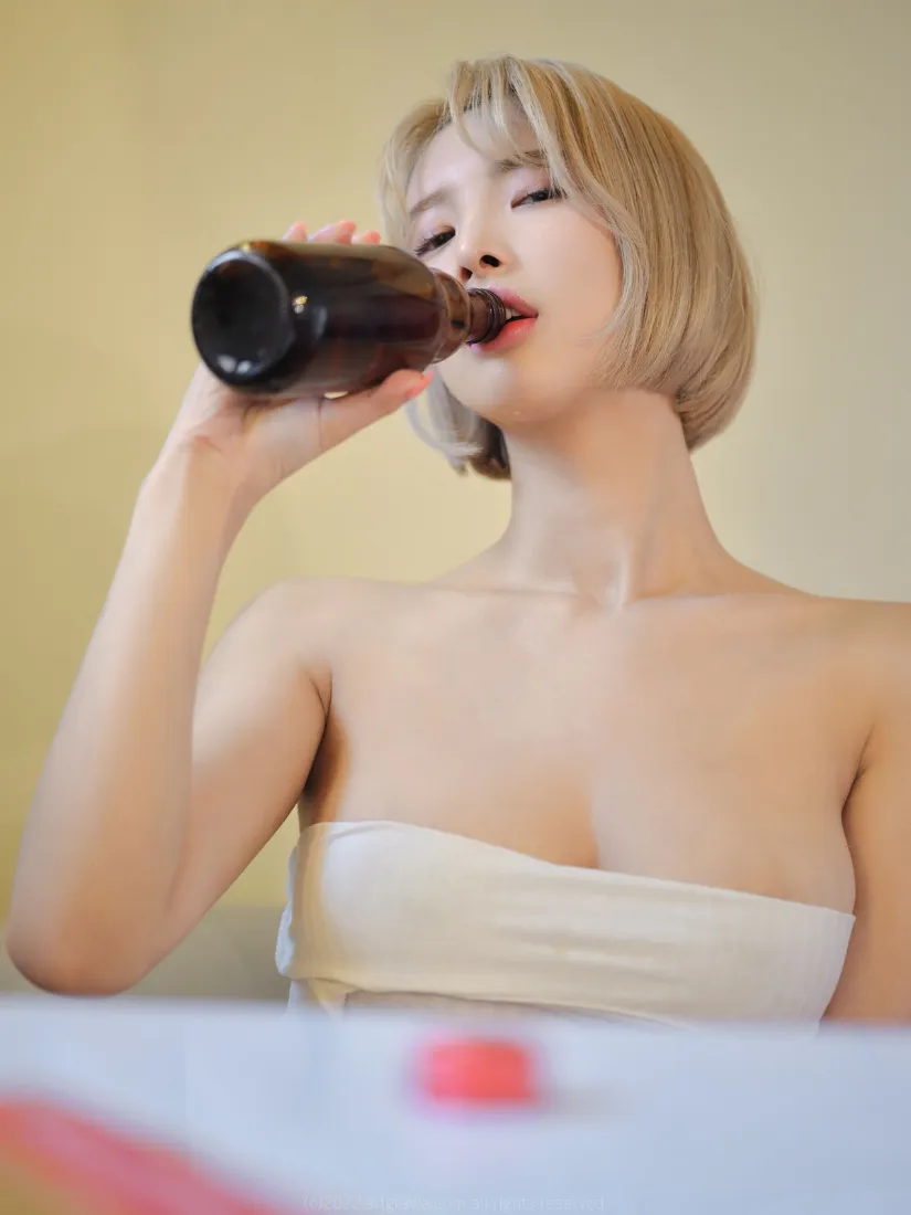 短发女性手机壁纸｜居家生活背景图片 - 白色抹胸裙喝饮料「哲风壁纸」