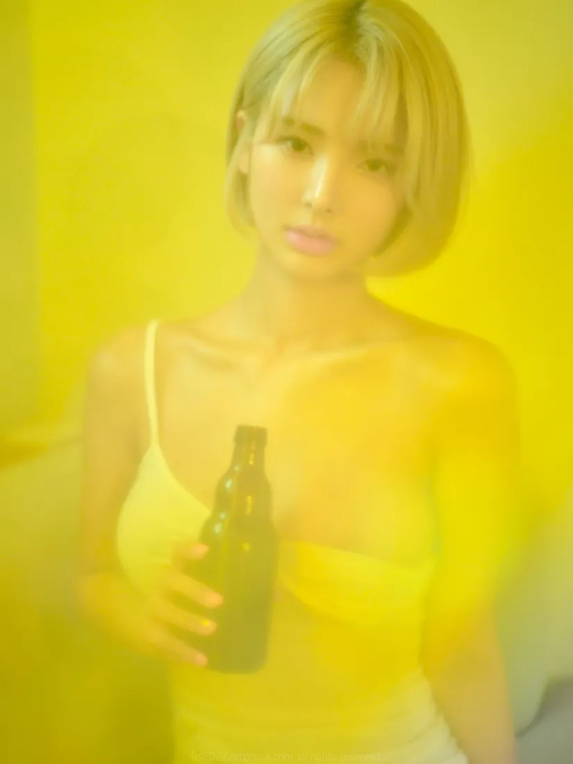 短发女性手机壁纸｜黄色背景图片 - 居家生活「哲风壁纸」