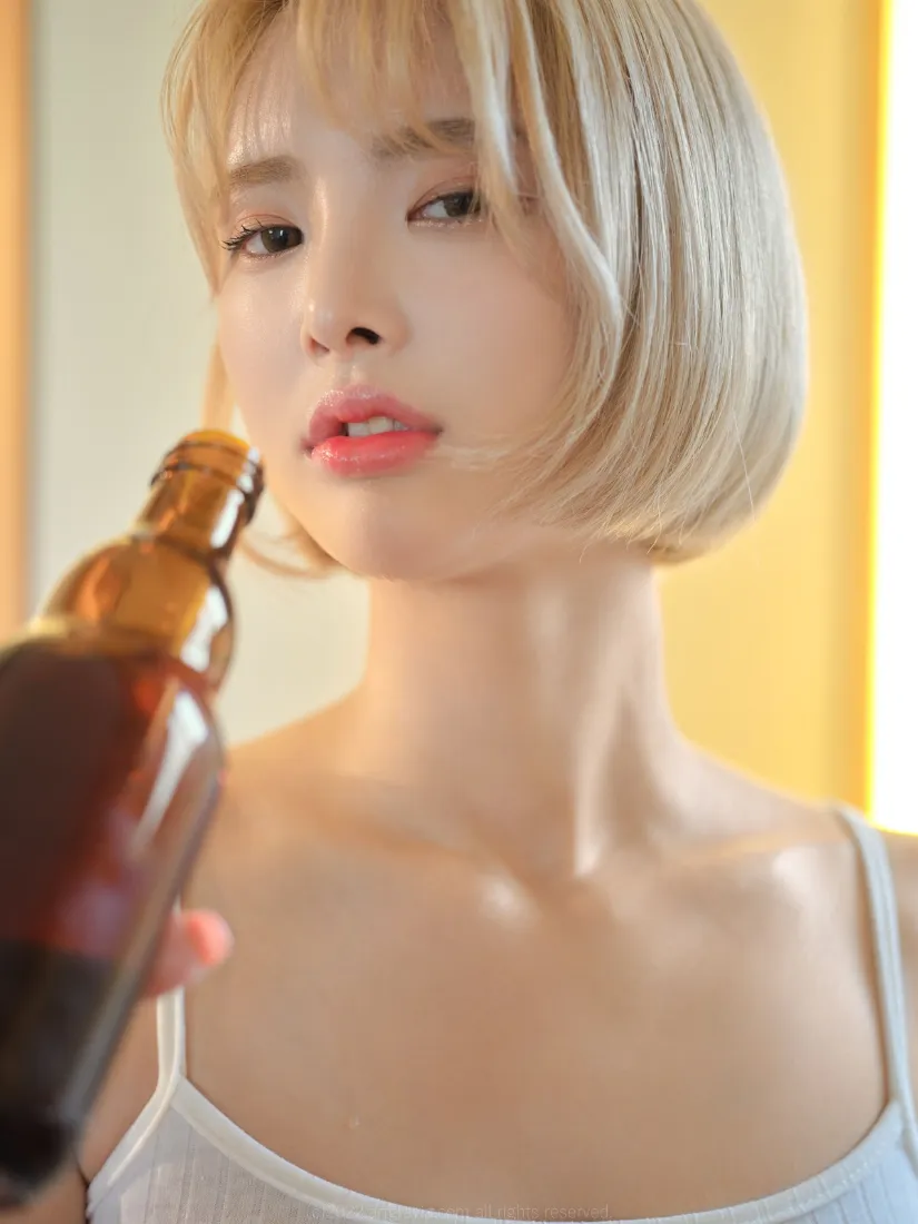 短发美女手机壁纸｜居家背景图片 - 白色吊带「哲风壁纸」