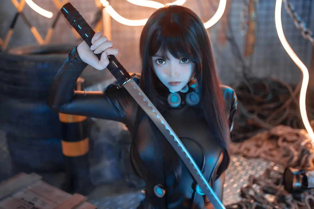 5k黑衣美女壁纸｜霓虹背景图片 - 武士刀cos「哲风壁纸」