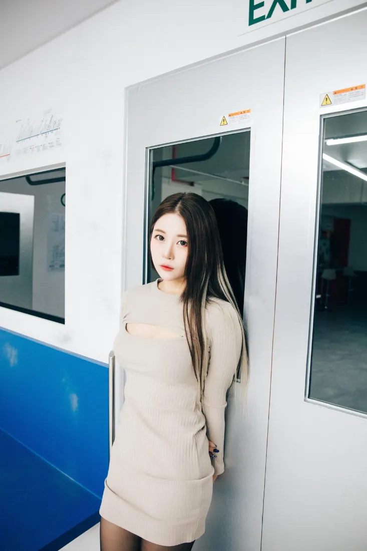 地铁美女写真手机壁纸｜地铁车厢背景图 - 米色连衣裙黑丝「哲风壁纸」