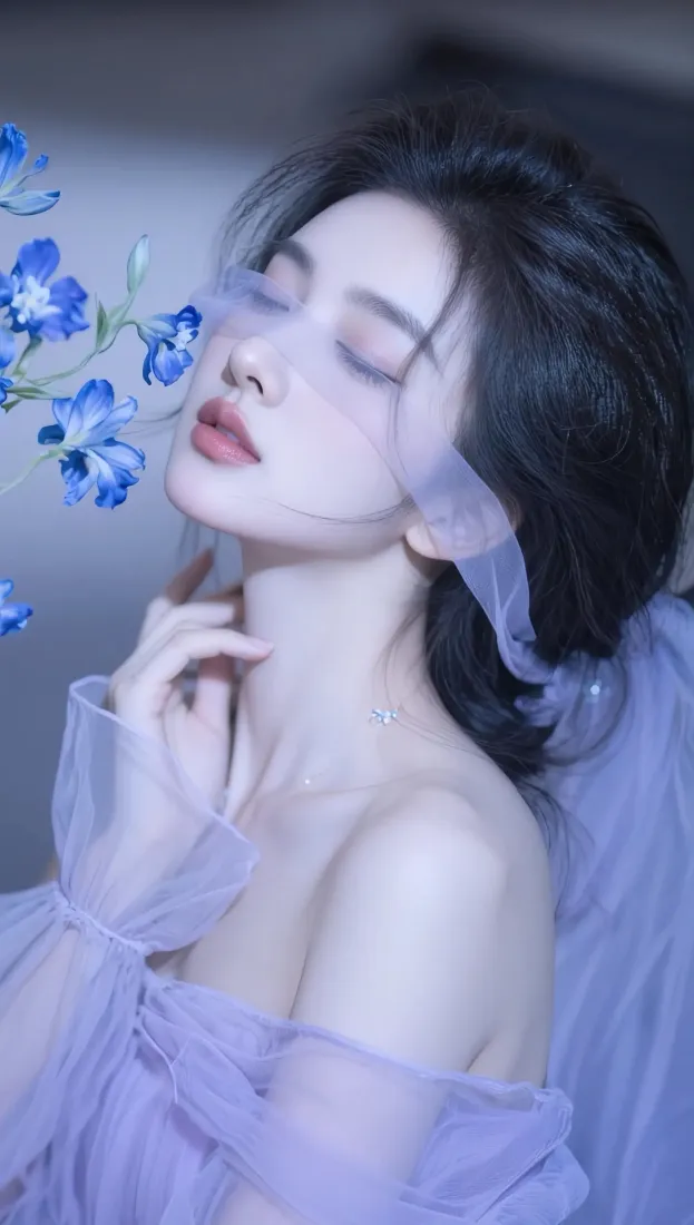紫衣美女艺术手机壁纸｜淡紫纱裙背景 - 蓝色花朵柔美「哲风壁纸」