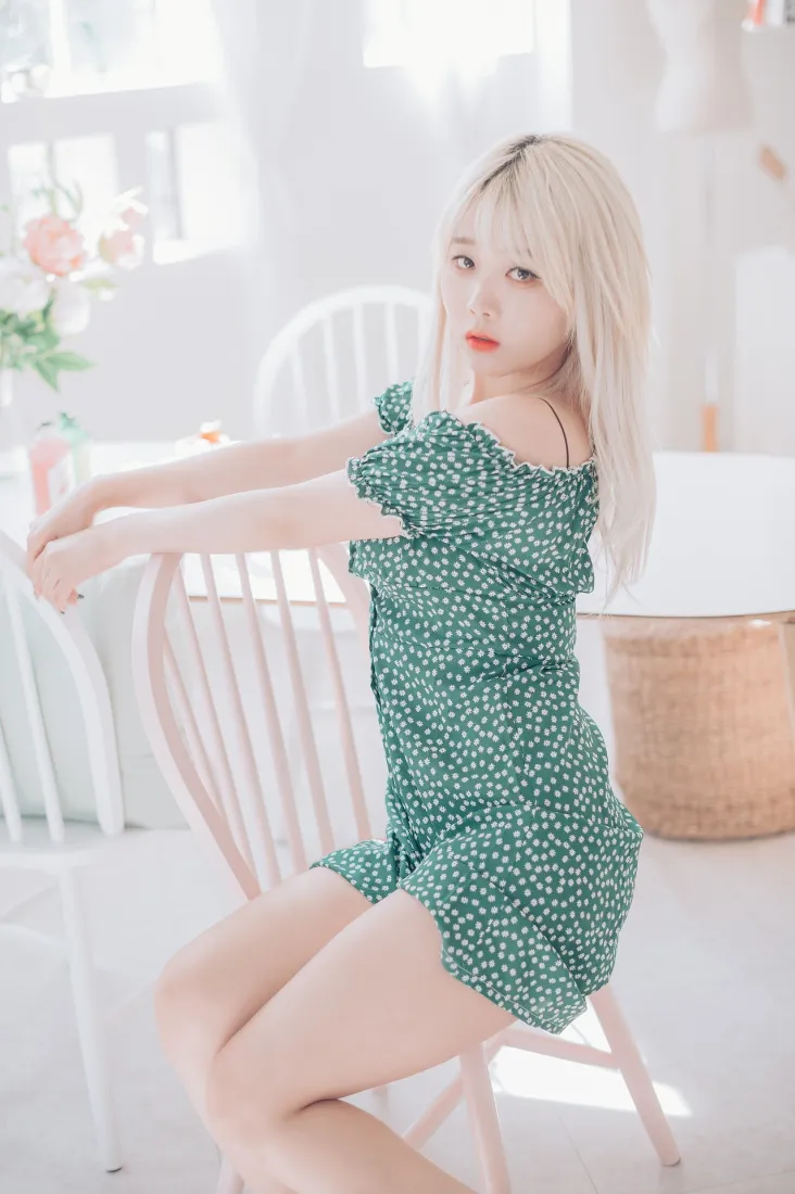 金发美女手机壁纸｜居家背景图片 - 绿色波点裙「哲风壁纸」