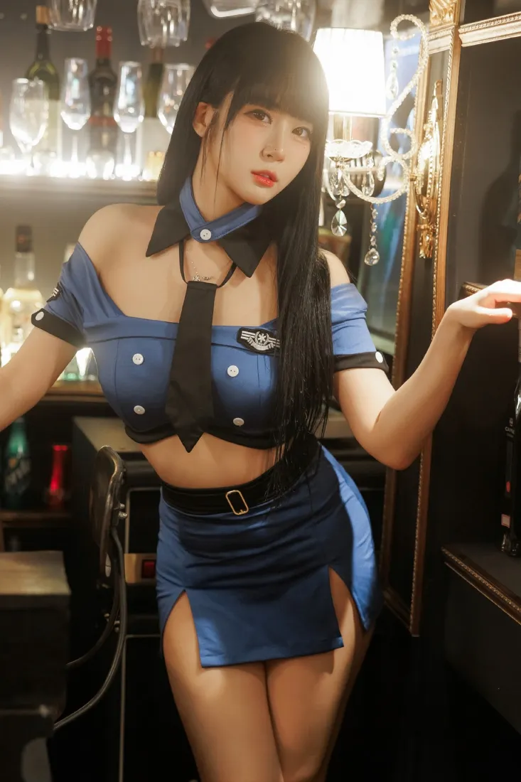 蓝色制服美女手机壁纸｜酒吧居家背景图片 - 性感迷人「哲风壁纸」