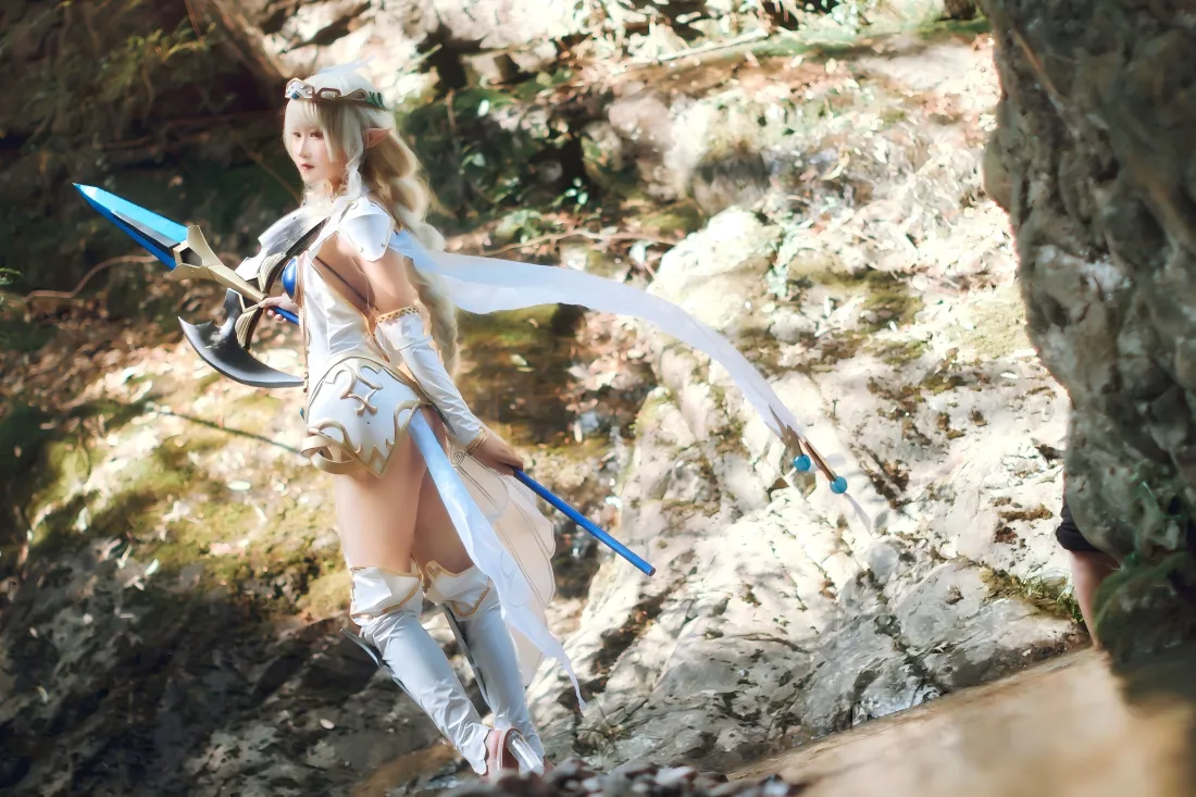 5kcosplay美女壁纸｜岩石背景图片 - 蓝色武器「哲风壁纸」