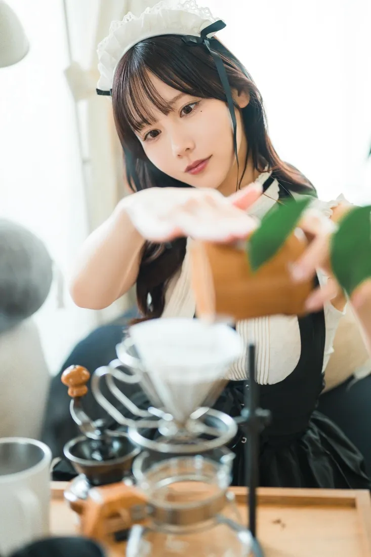 女仆装女孩手机壁纸｜咖啡背景图片 - 居家生活「哲风壁纸」