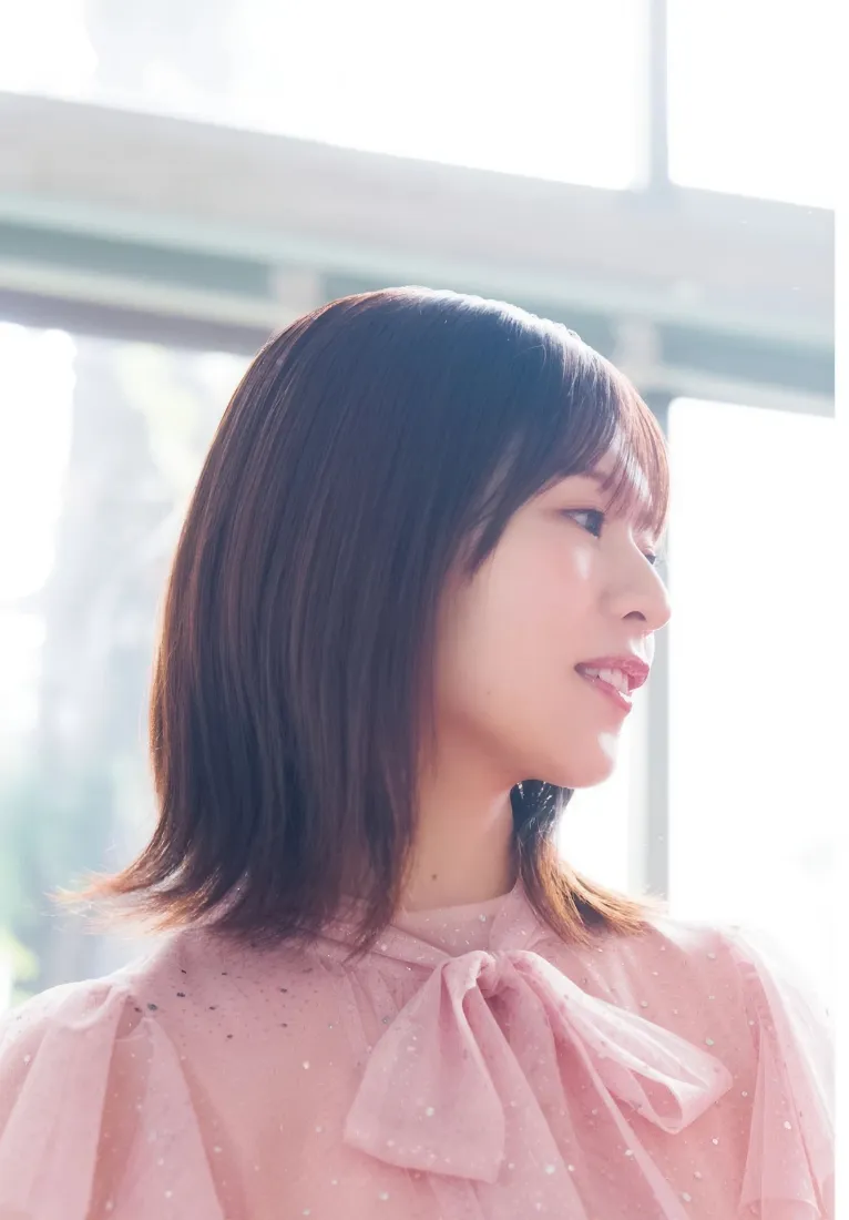 粉色衣服美女手机壁纸｜窗边背景 - 阳光清新「哲风壁纸」