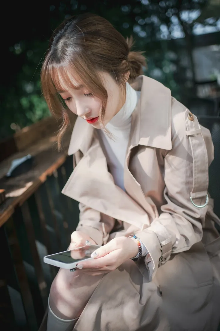 美女写真手机壁纸｜户外背景图片 - 卡其色风衣「哲风壁纸」