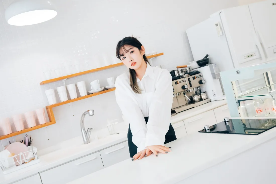 2k白衣女性壁纸｜白色咖啡厅背景图片 - 简约吧台「哲风壁纸」