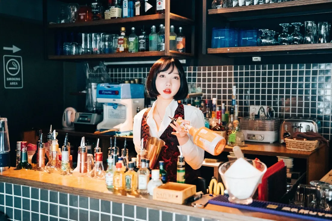 2k调酒师壁纸｜酒吧背景图片 - 白色吧台酒瓶「哲风壁纸」