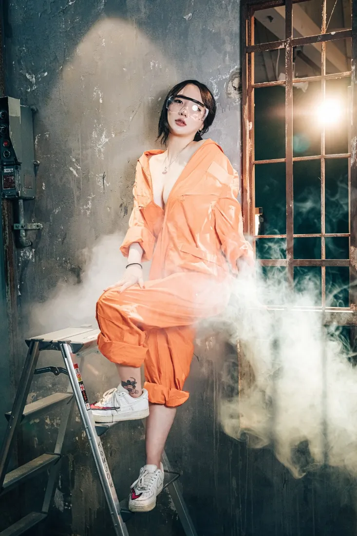 橙色工装美女手机壁纸｜烟雾背景图片 - 修理工「哲风壁纸」