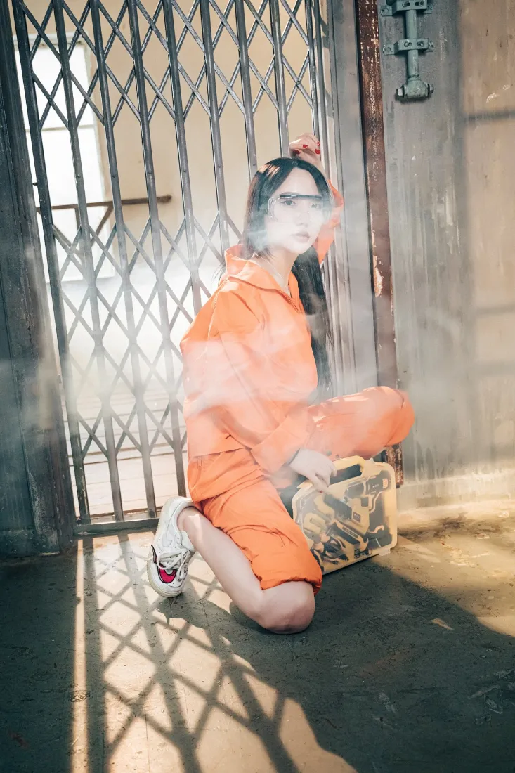 美女手机壁纸｜铁栅栏背景图片 - 橙色套装写真「哲风壁纸」