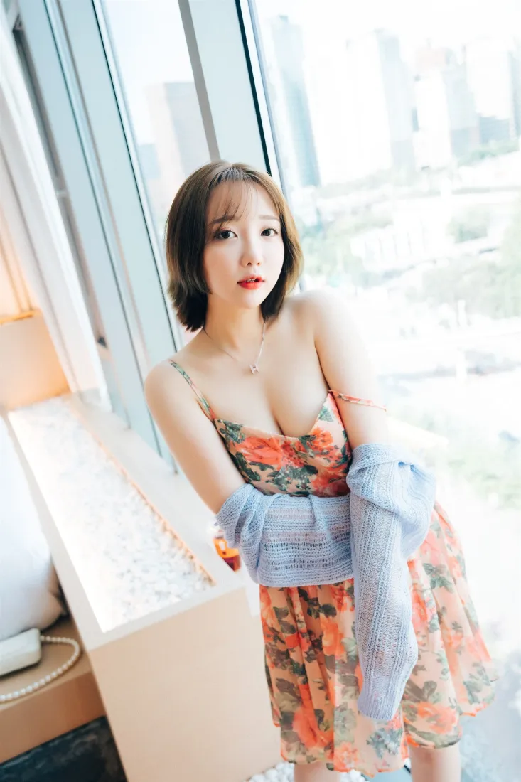 碎花裙美女手机壁纸｜城市窗边背景图片 - 灰色针织衫「哲风壁纸」