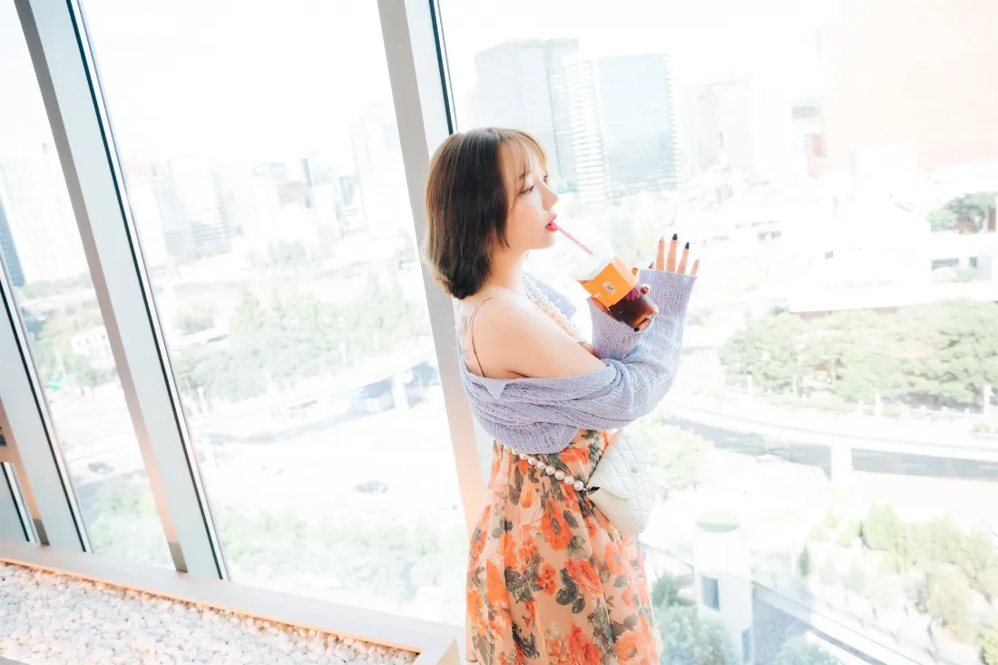 2k美女写真壁纸｜城市窗边背景 - 奶茶碎花裙「哲风壁纸」