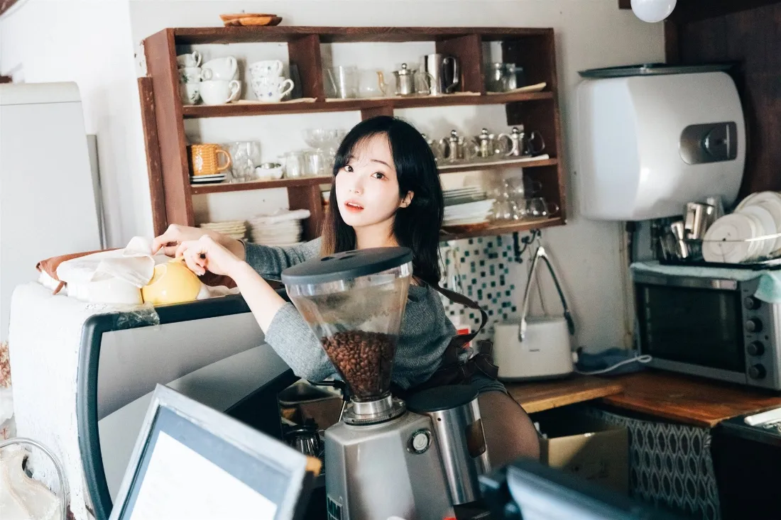 2k美女咖啡厅壁纸｜咖啡厅背景图 - 咖啡制作「哲风壁纸」