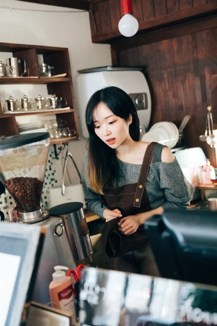 咖啡厅美女手机壁纸｜木质吧台背景图片 - 咖啡器具「哲风壁纸」