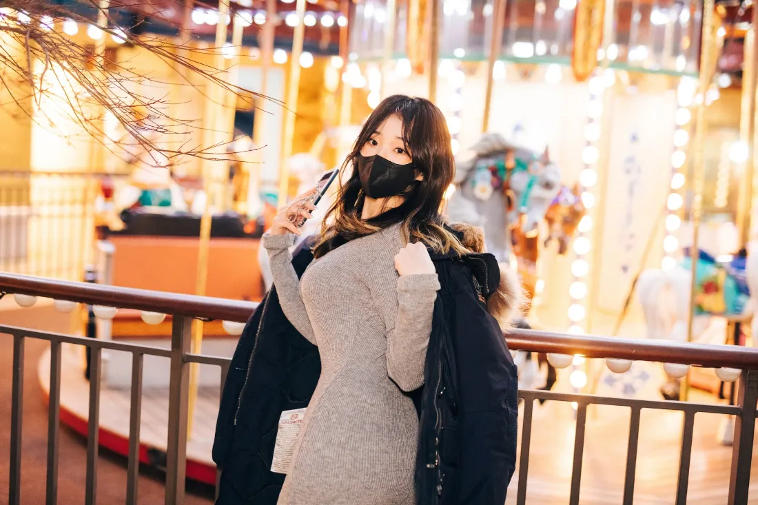 2k美女壁纸｜旋转木马背景图片 - 游乐园写真「哲风壁纸」