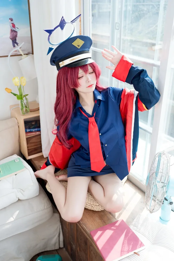 红发美女女警制服手机壁纸｜室内背景图片 - 时尚写真「哲风壁纸」