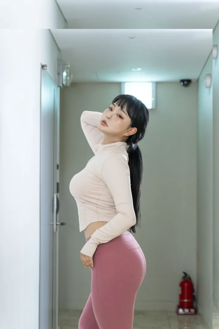 美女居家写真手机壁纸｜室内走廊背景图 - 时尚穿搭「哲风壁纸」