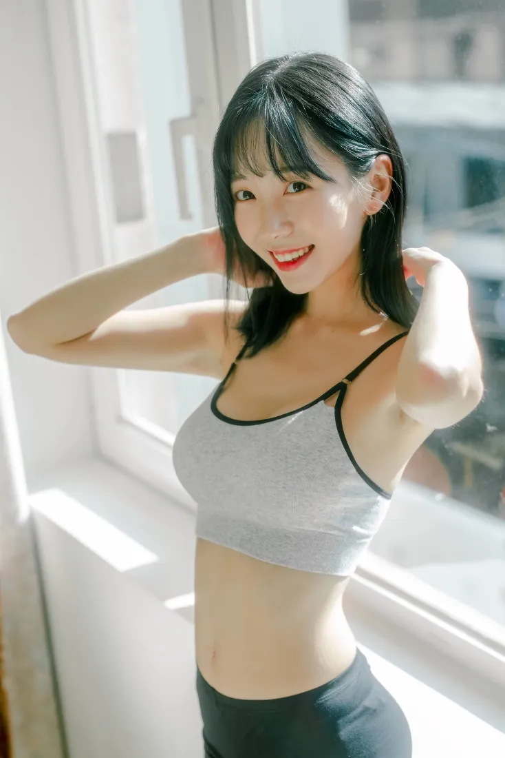 活力女性手机壁纸｜居家阳光背景图片 - 运动穿搭「哲风壁纸」