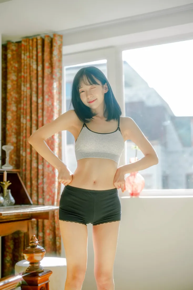 短发女生手机壁纸｜阳光室内背景图片 - 居家生活「哲风壁纸」