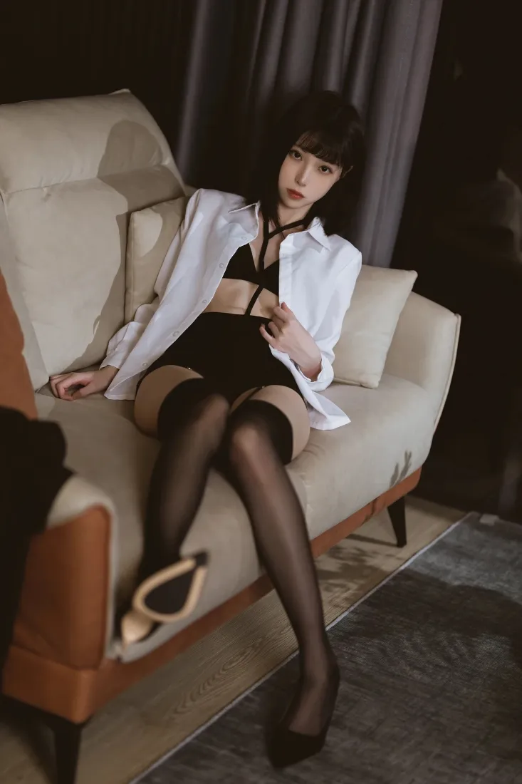 美女居家手机壁纸｜室内背景图片 - 白衬衫黑丝高跟鞋「哲风壁纸」