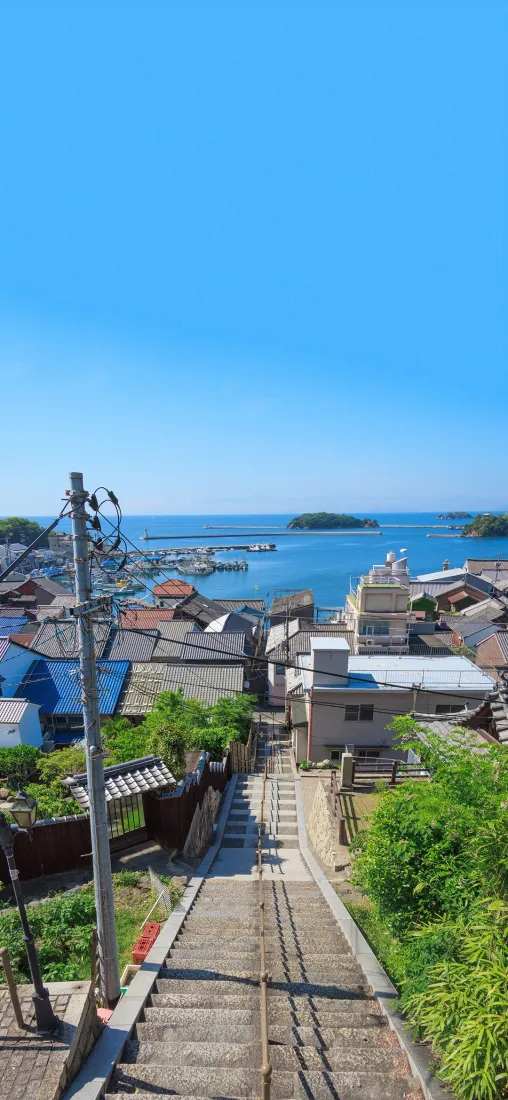 海边小镇楼梯手机壁纸｜海边风景图片 - 蓝天海湾「哲风壁纸」