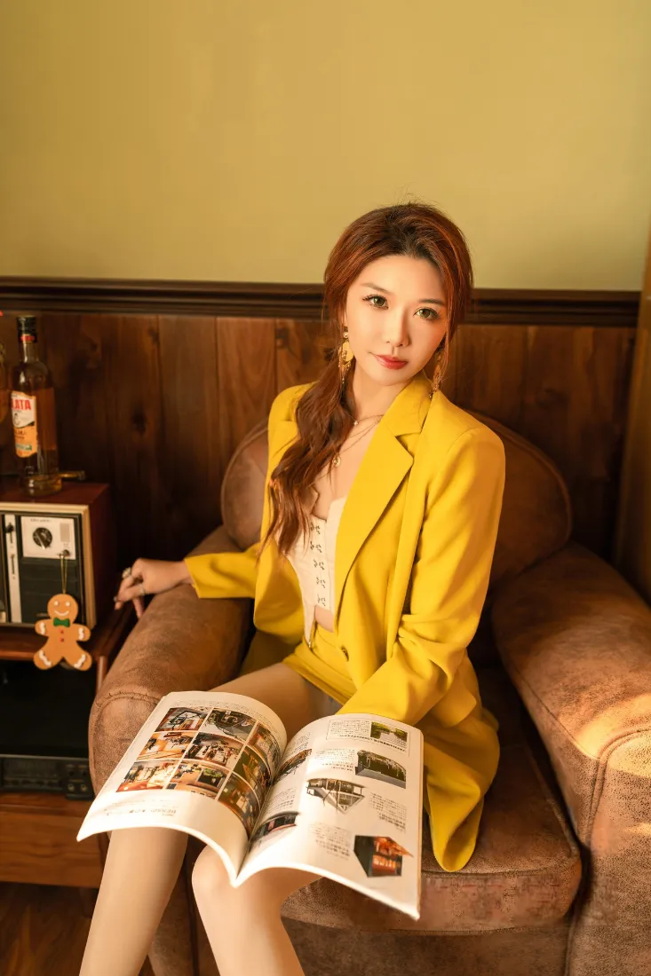 黄色西装美女手机壁纸｜复古居家背景图片 - 看书休闲「哲风壁纸」