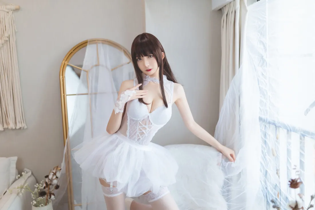 白衣少女手机壁纸｜白色室内背景图片 - 优雅「哲风壁纸」