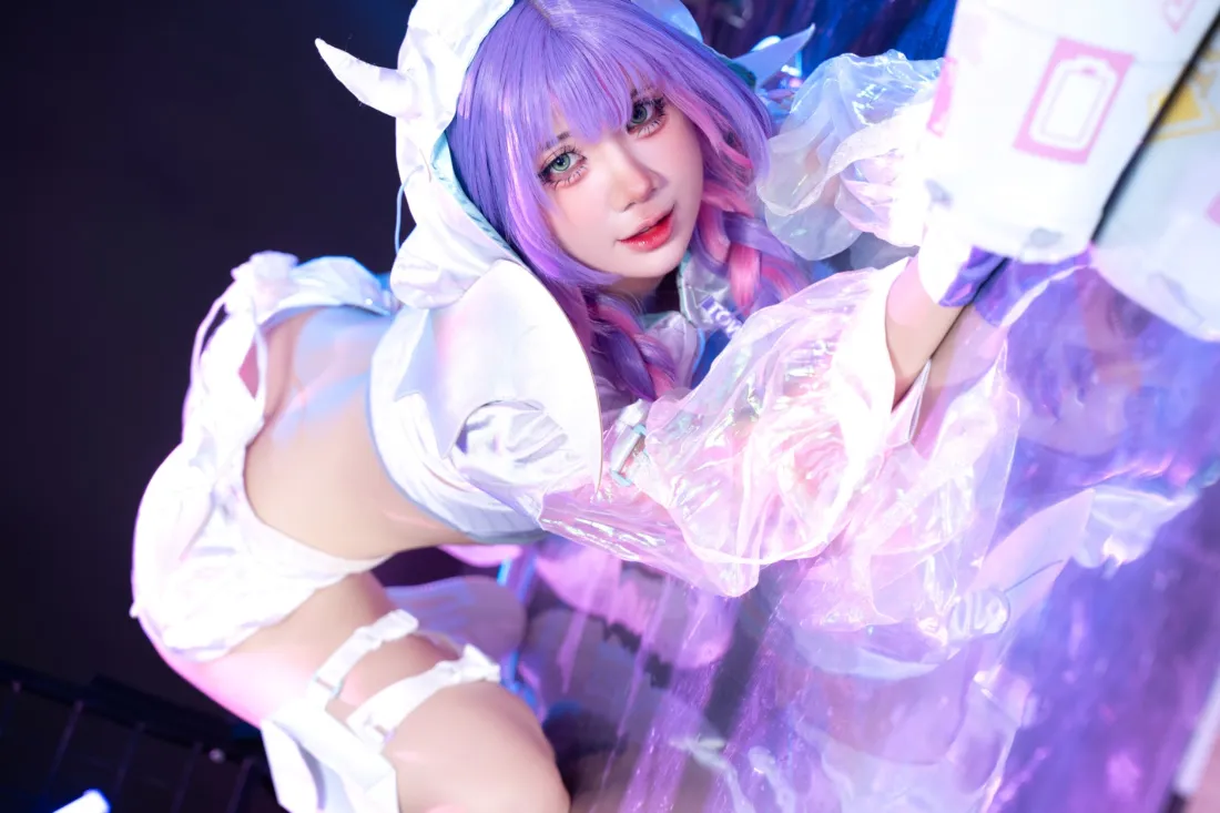 cosplay美女手机壁纸｜白色背景图片 - 紫色头发写真「哲风壁纸」