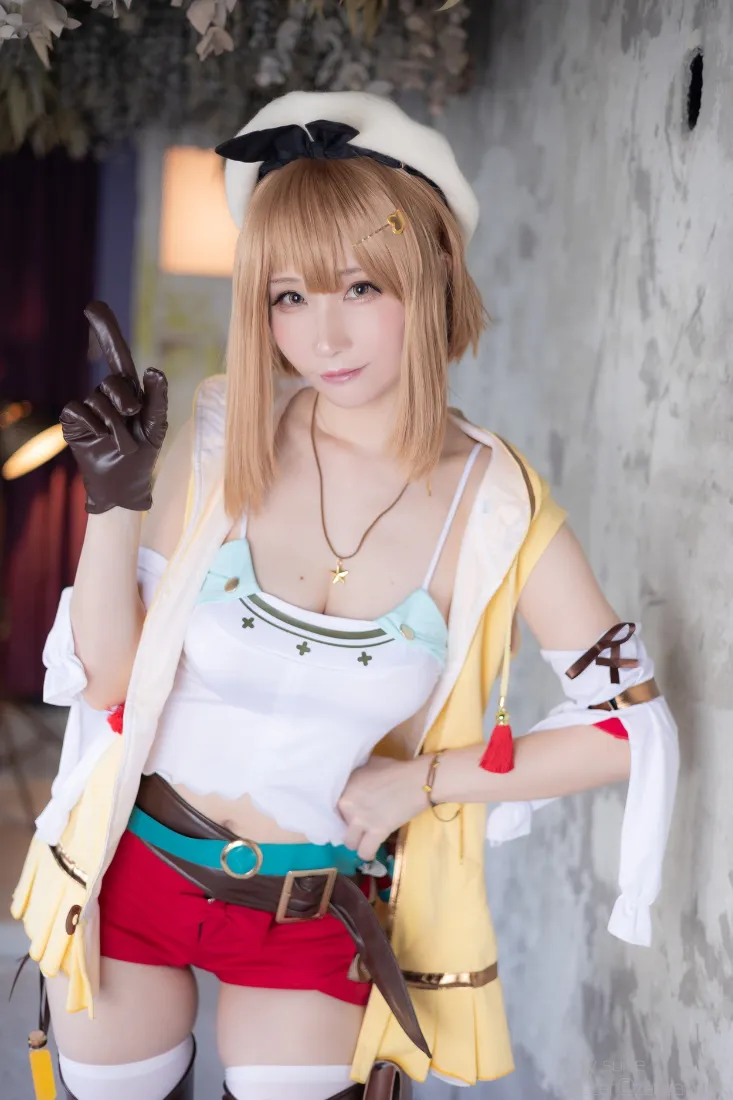 cosplay少女手机壁纸｜石墙背景 - 黄外套红短裤「哲风壁纸」