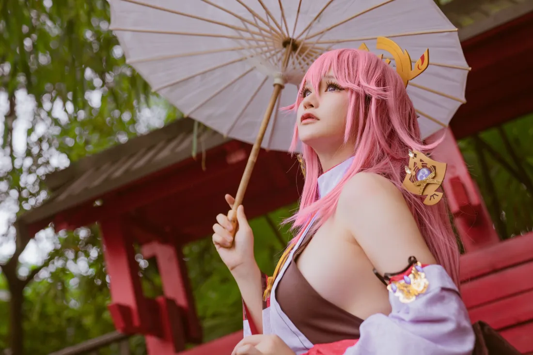 八重神子cosplay手机壁纸｜古风建筑背景 - 粉色油纸伞「哲风壁纸」