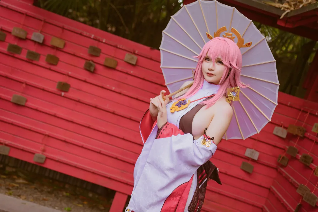 八重神子手机壁纸｜红色背景图片 - 粉色cosplay「哲风壁纸」