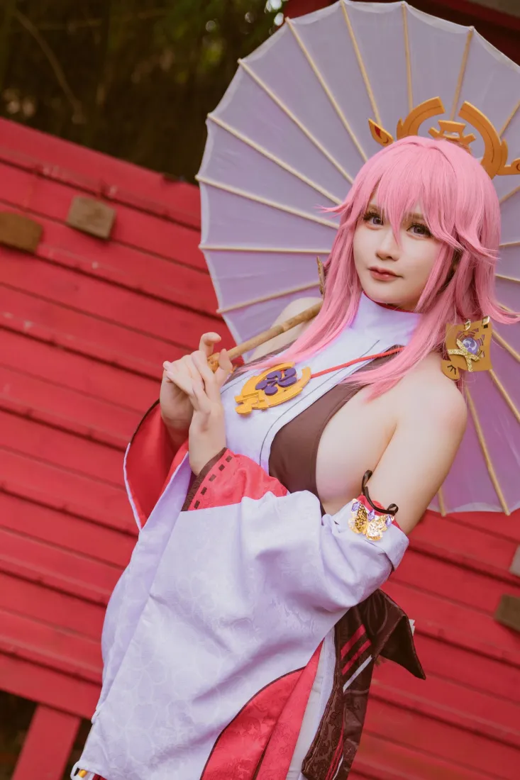 八重神子手机壁纸｜粉色背景图片 - cosplay「哲风壁纸」