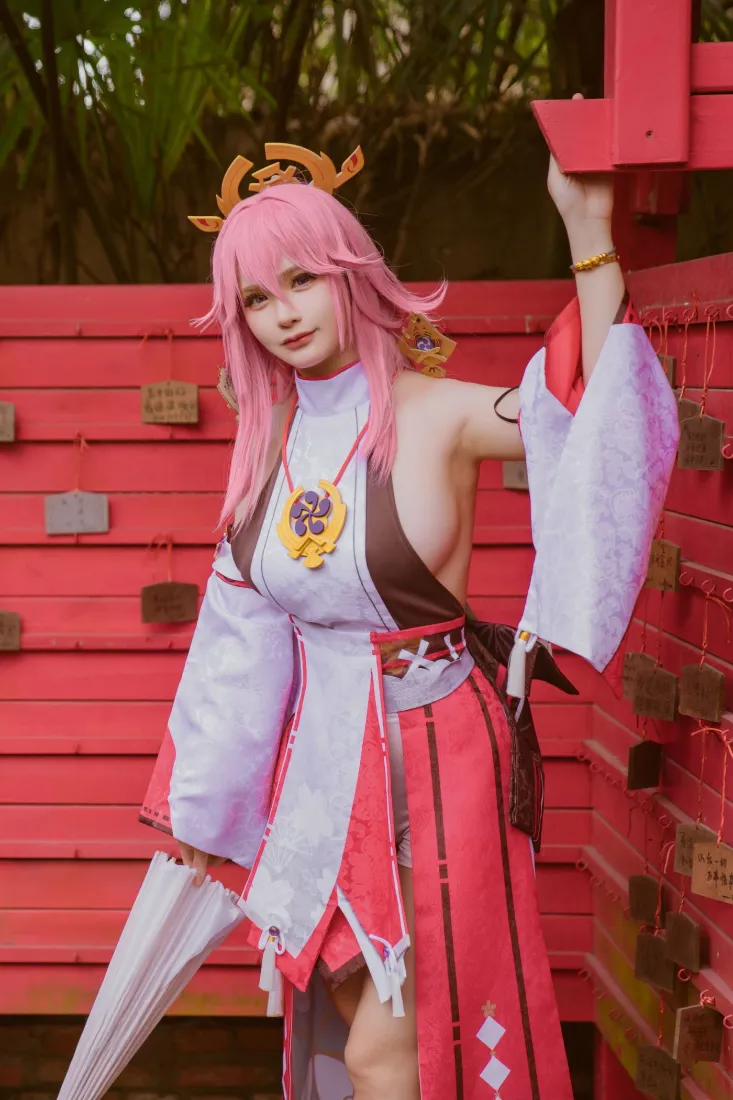 八重神子cos手机壁纸｜红色木栏背景 - 粉色角色扮演「哲风壁纸」