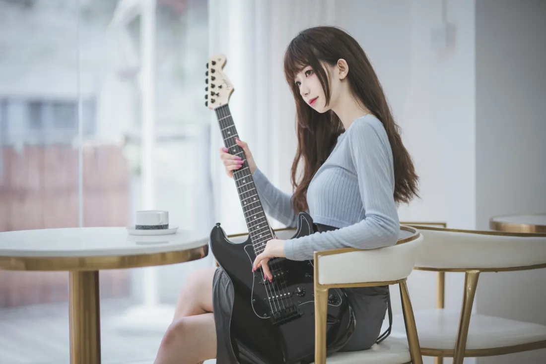 美女弹吉他手机壁纸｜室内背景图片 - 音乐写真「哲风壁纸」