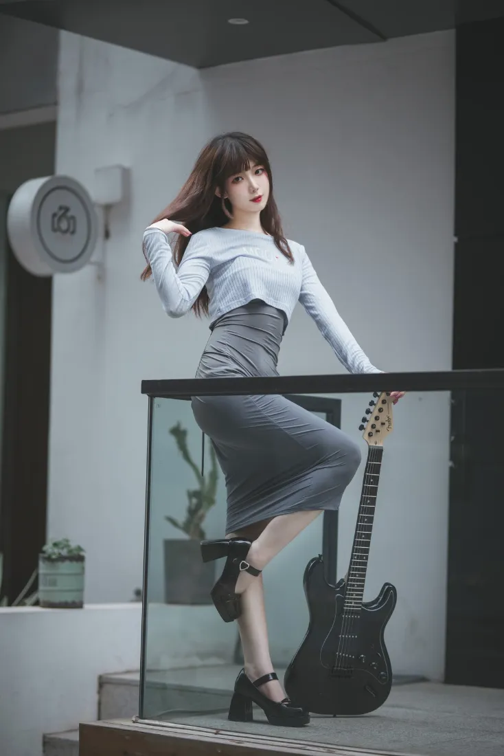 长发美女手机壁纸｜吉他背景图片 - 音乐写真「哲风壁纸」
