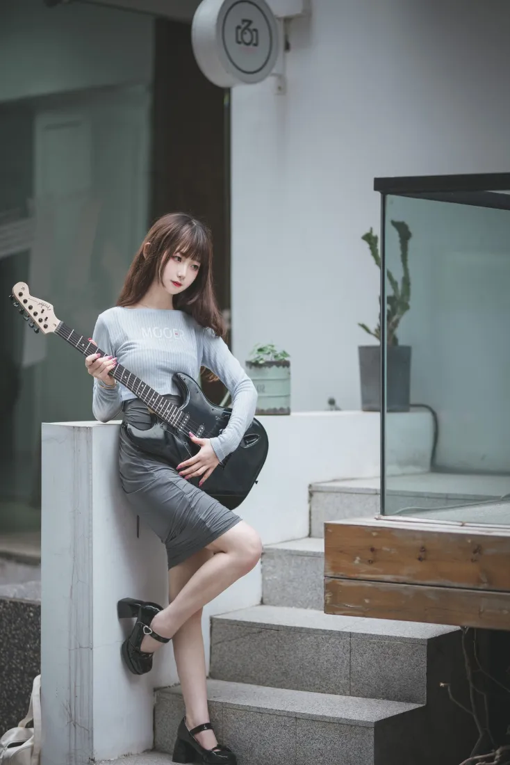 吉他女生手机壁纸｜户外写真背景图片 - 音乐文艺「哲风壁纸」
