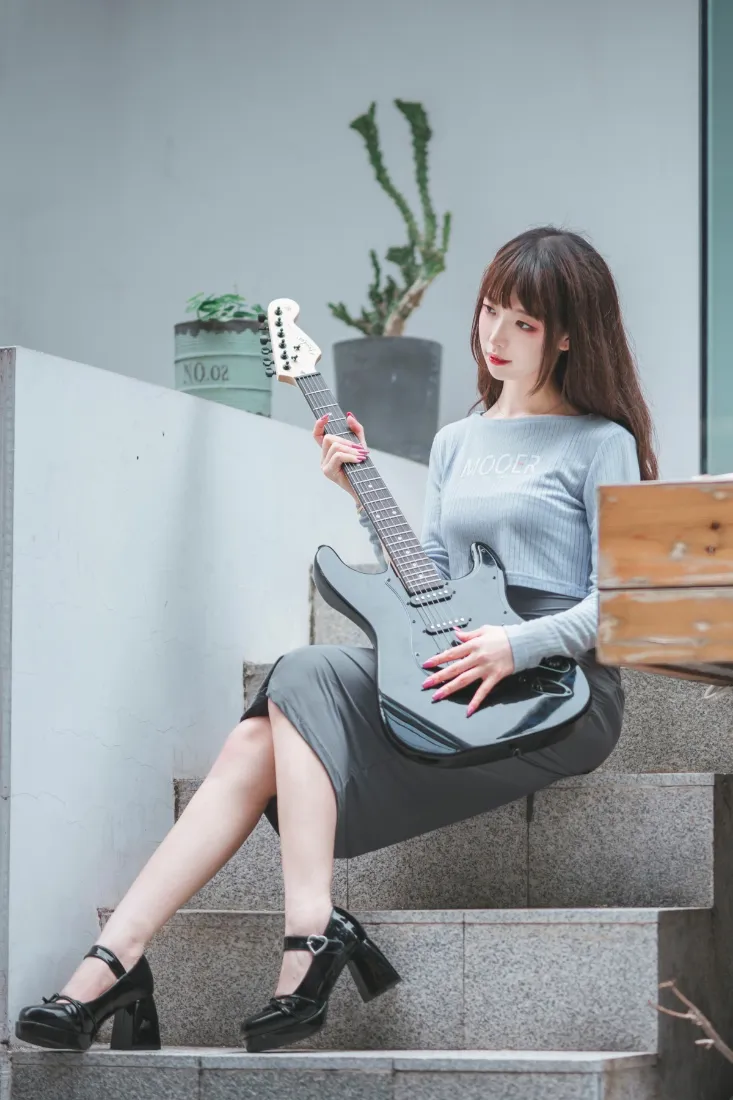 （电吉他女生手机壁纸｜灰色背景 - 音乐写真）「哲风壁纸」