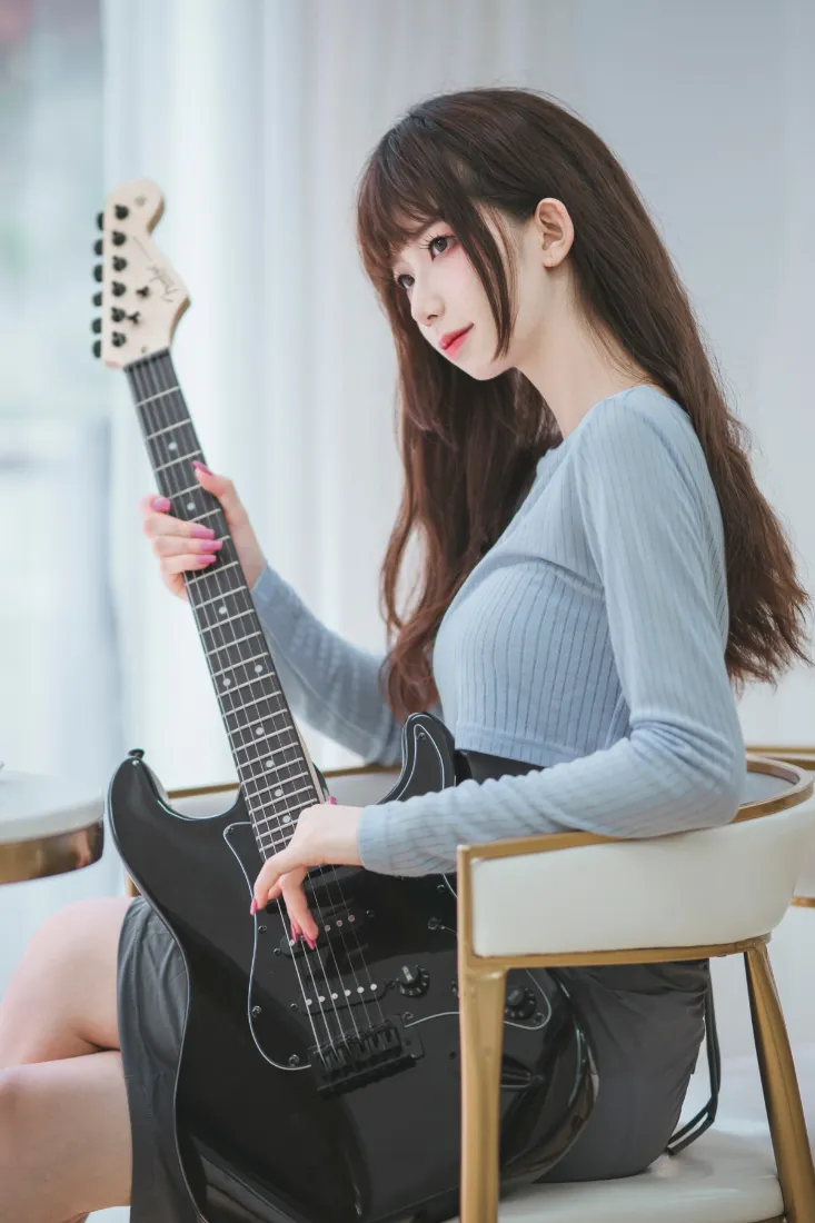 弹吉他的女生手机壁纸｜室内背景 - 音乐写真电吉他「哲风壁纸」