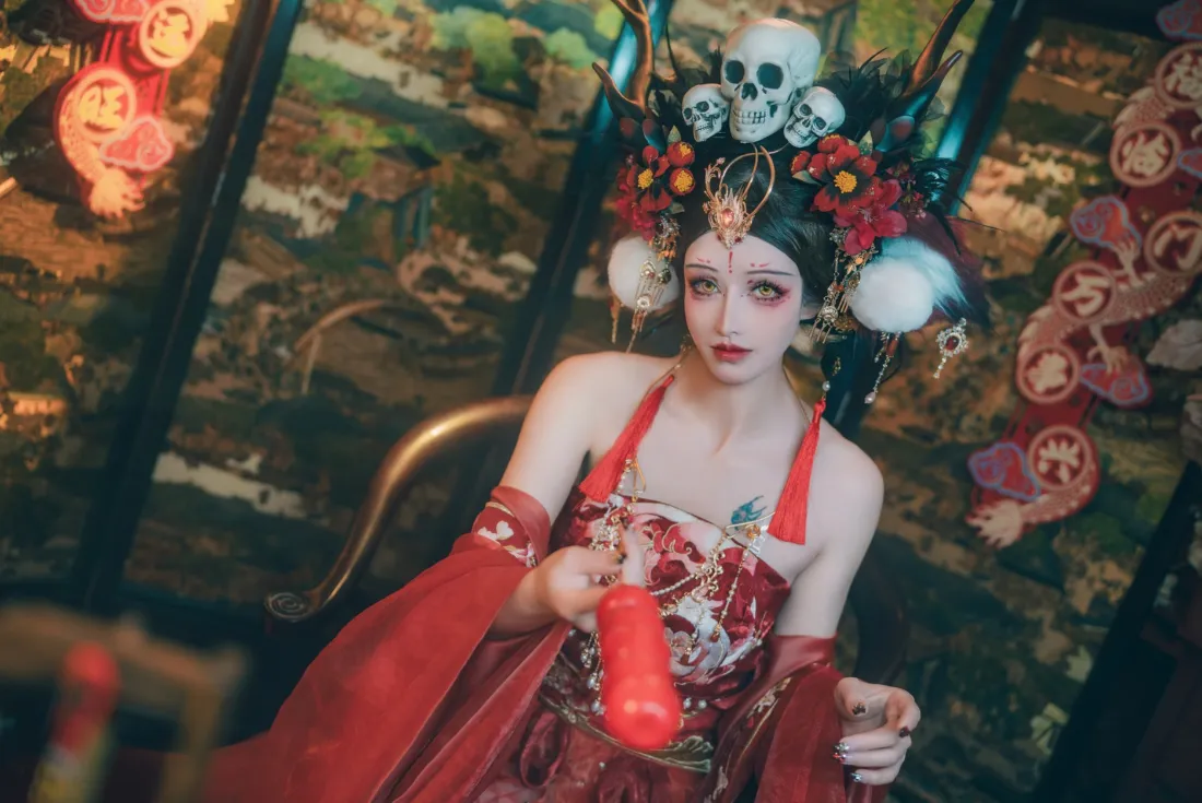 红衣美女年兽手机壁纸｜古风背景图片 - 骷髅头饰「哲风壁纸」