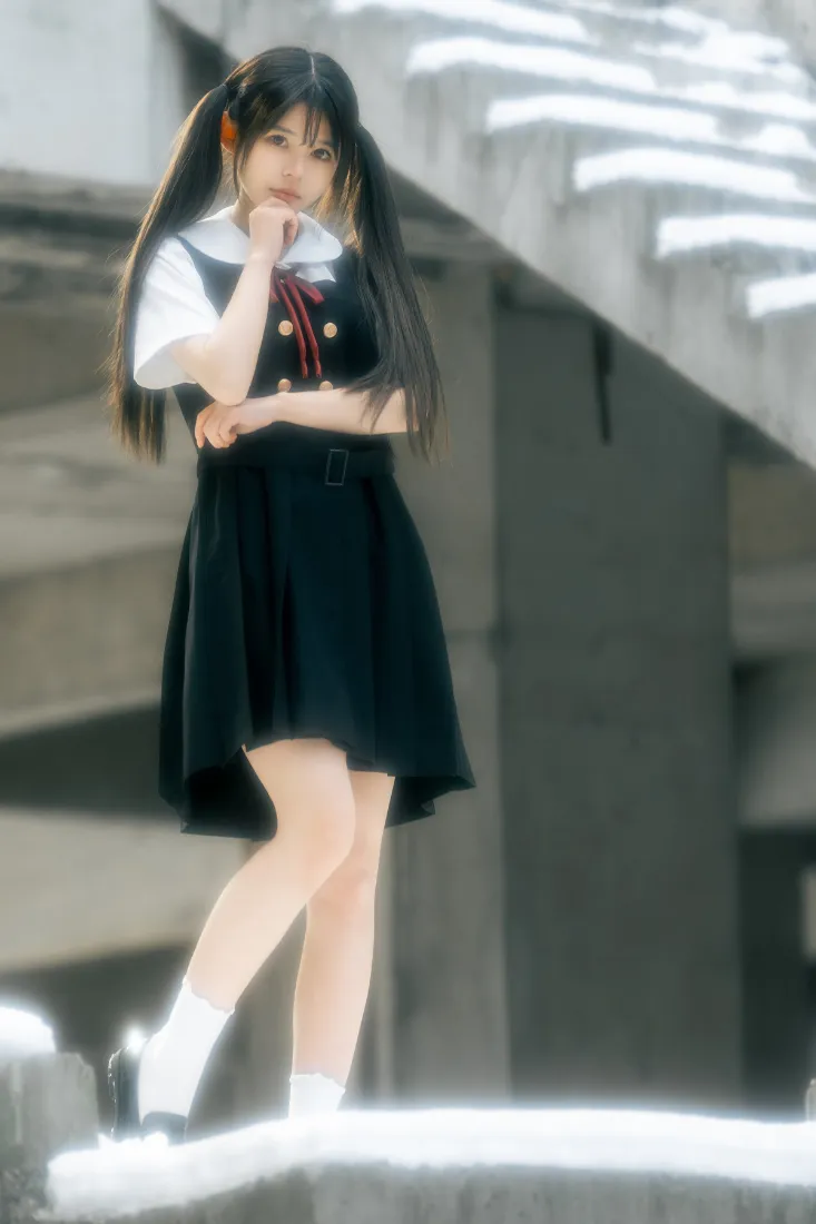 双马尾女生手机壁纸｜楼梯口背景图片 - 下雪天校服少女「哲风壁纸」