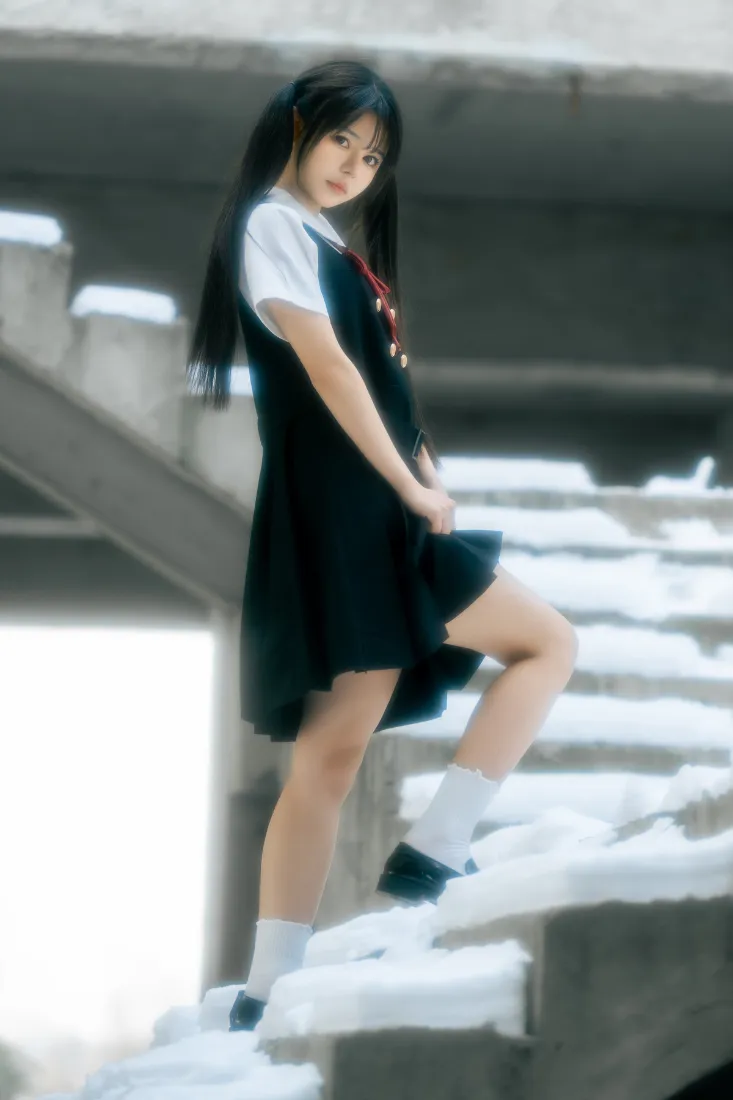 双马尾女孩手机壁纸｜下雪天背景图片 - 楼梯口积雪「哲风壁纸」