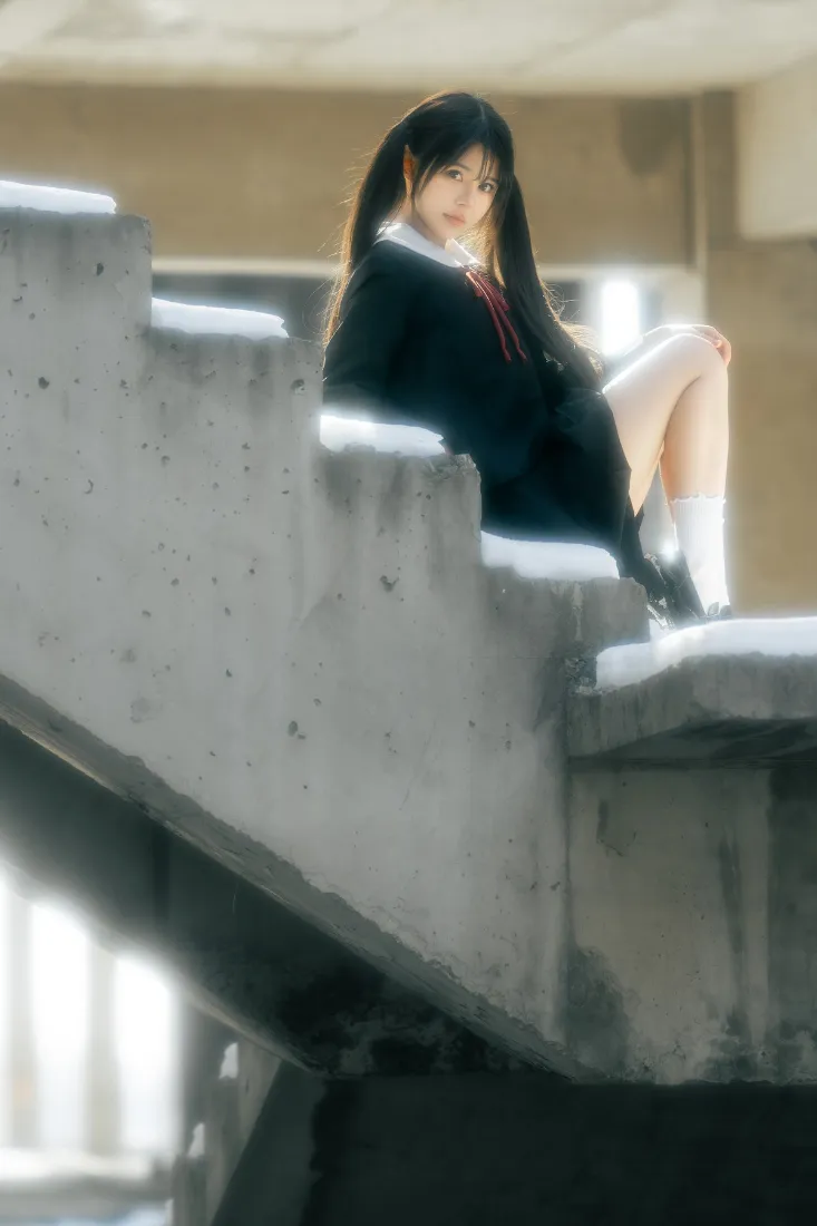 女孩楼梯口手机壁纸｜建筑背景图片 - 校服灰色调「哲风壁纸」