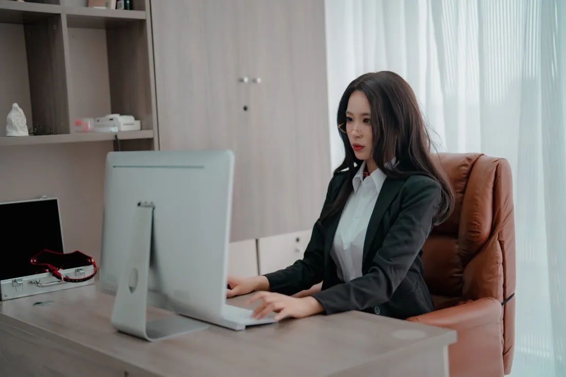 职业女性手机壁纸｜办公室背景图片 - 上班的白天「哲风壁纸」