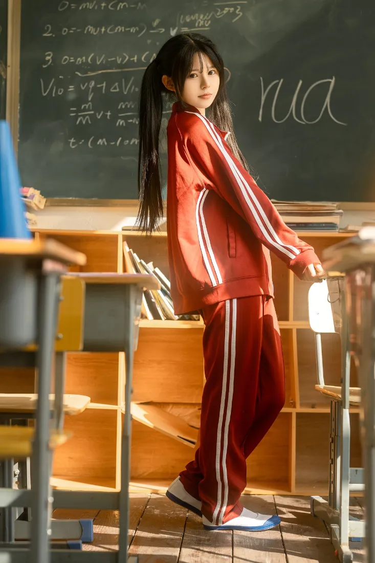 红衣学生手机壁纸｜教室背景图片 - 红色校服「哲风壁纸」